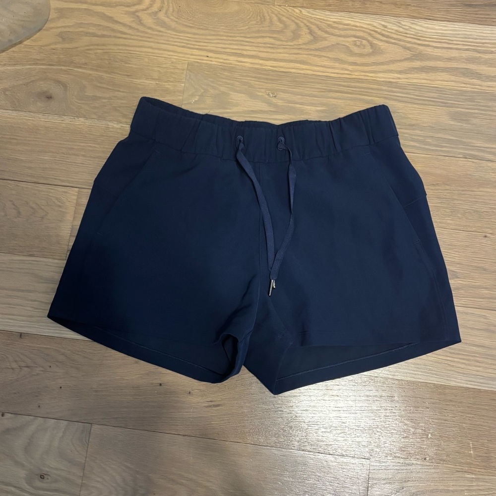 Lululemon Stroll at Sundown Short 3" size 6 navy